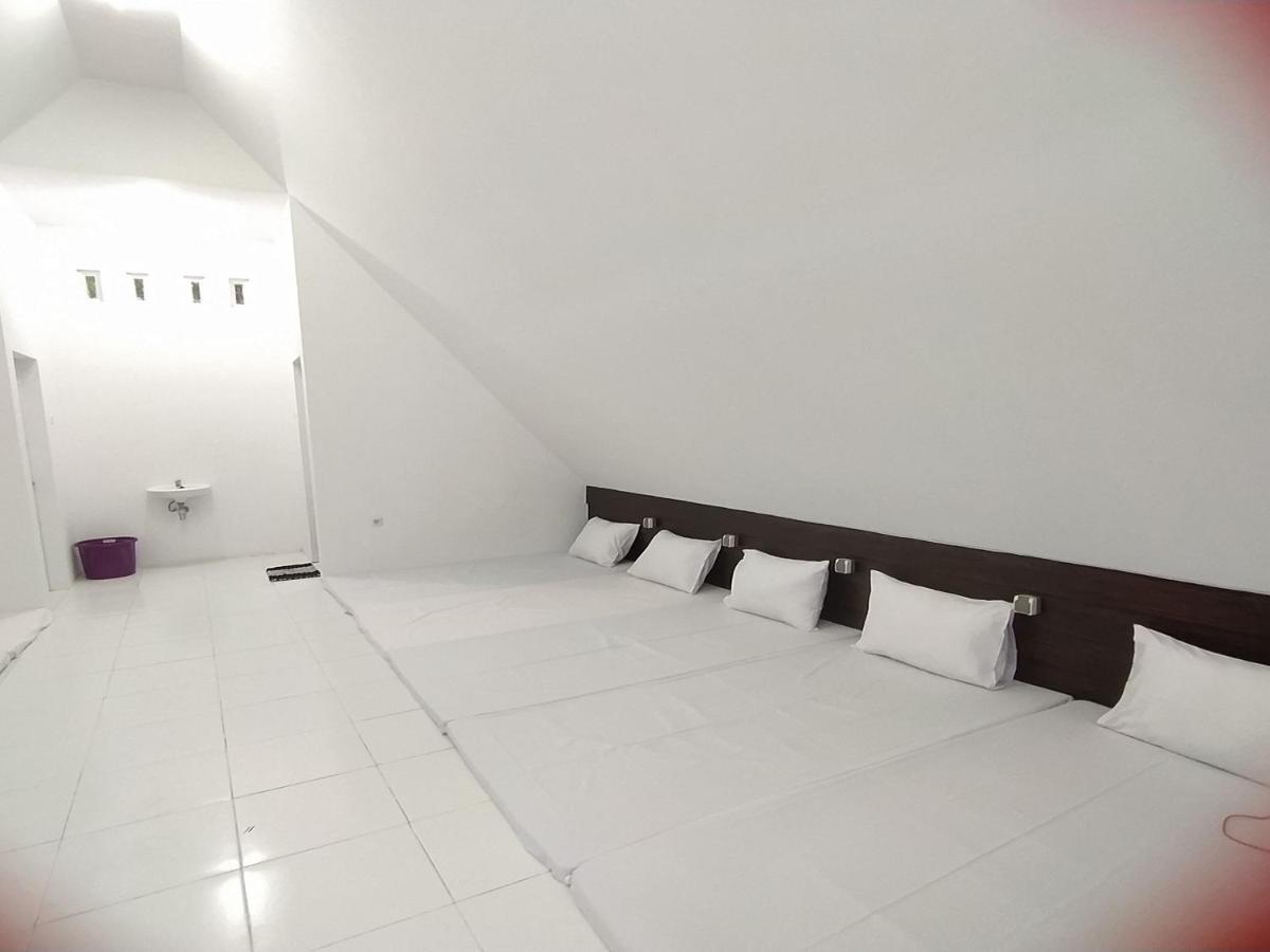 Seger Nusantara Hostel Kalisat Bagian luar foto