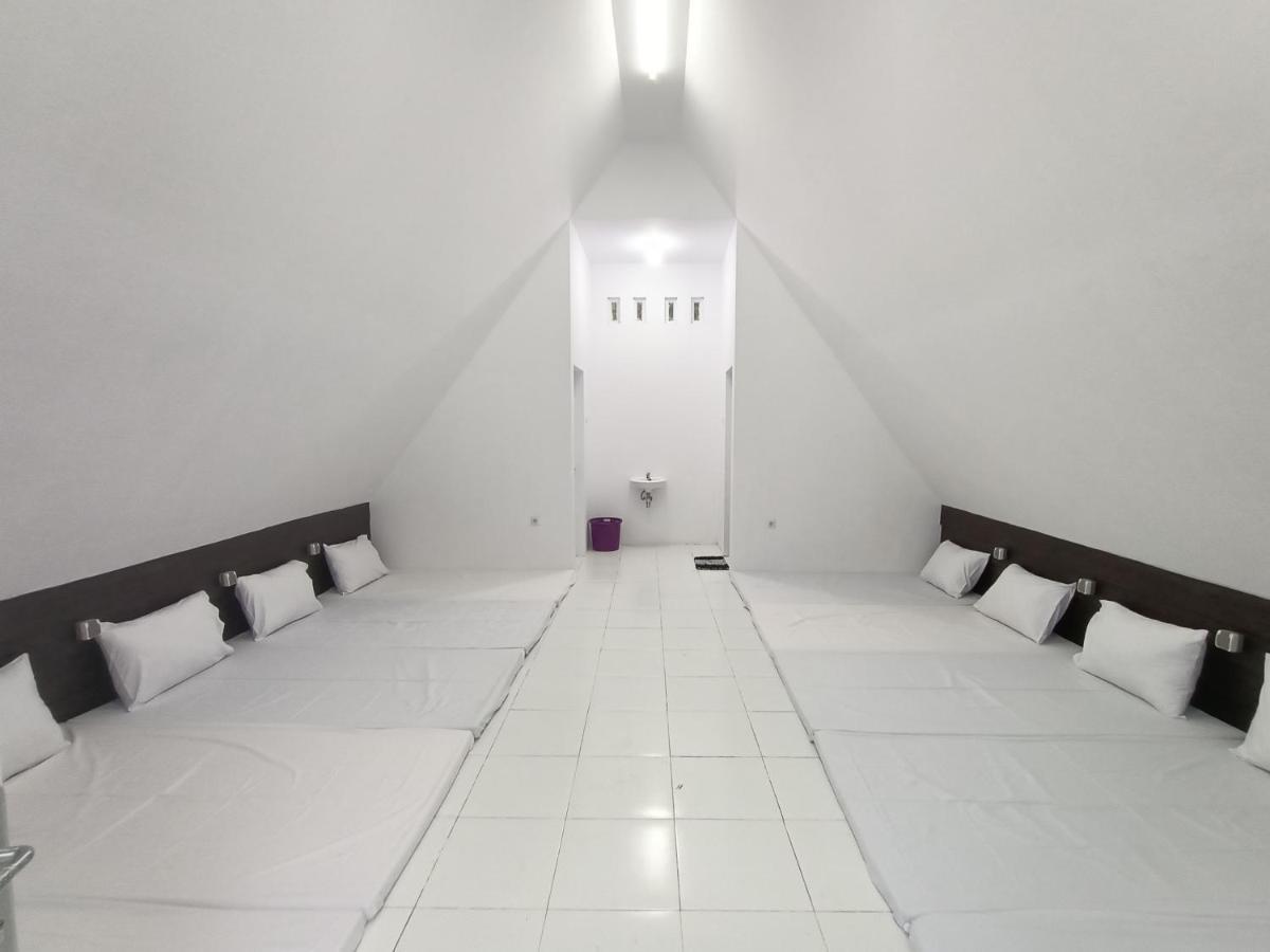 Seger Nusantara Hostel Kalisat Bagian luar foto