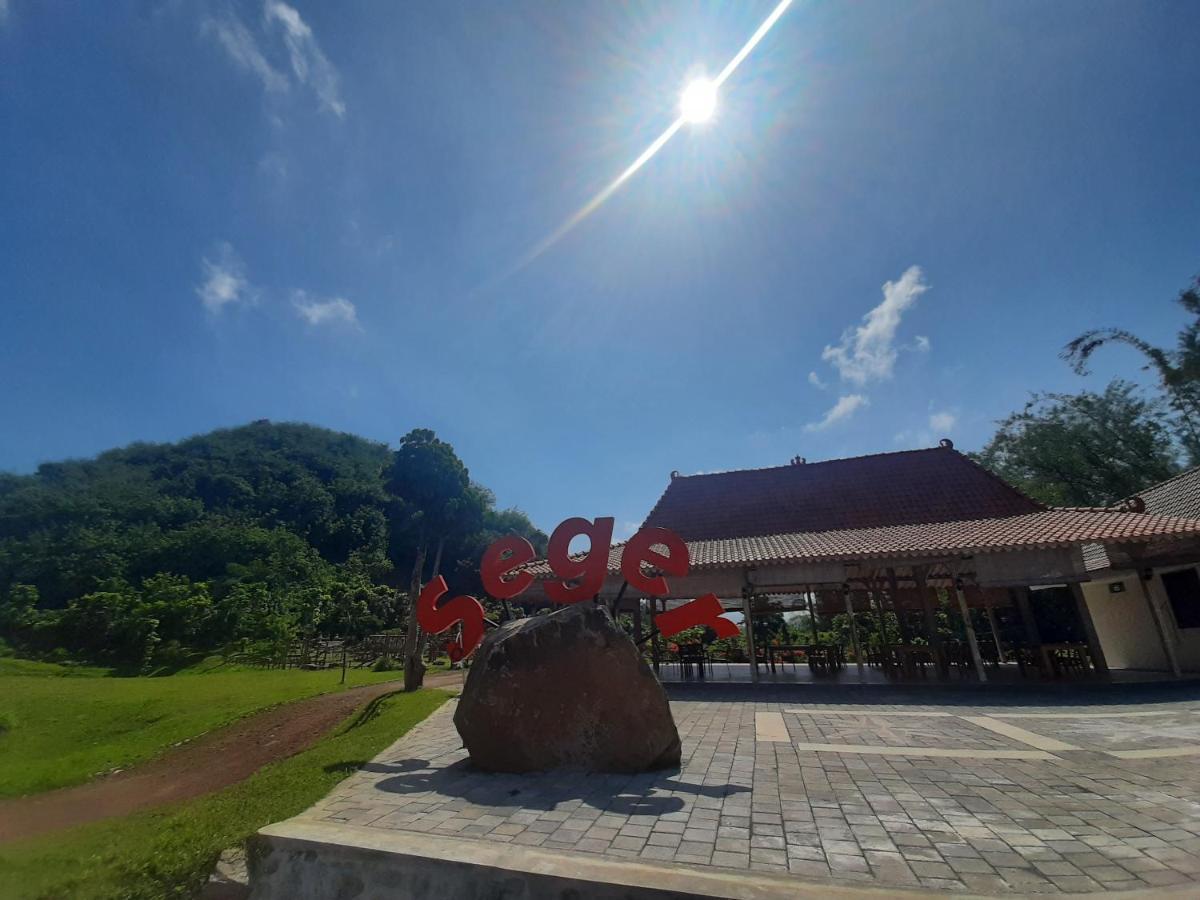 Seger Nusantara Hostel Kalisat Bagian luar foto
