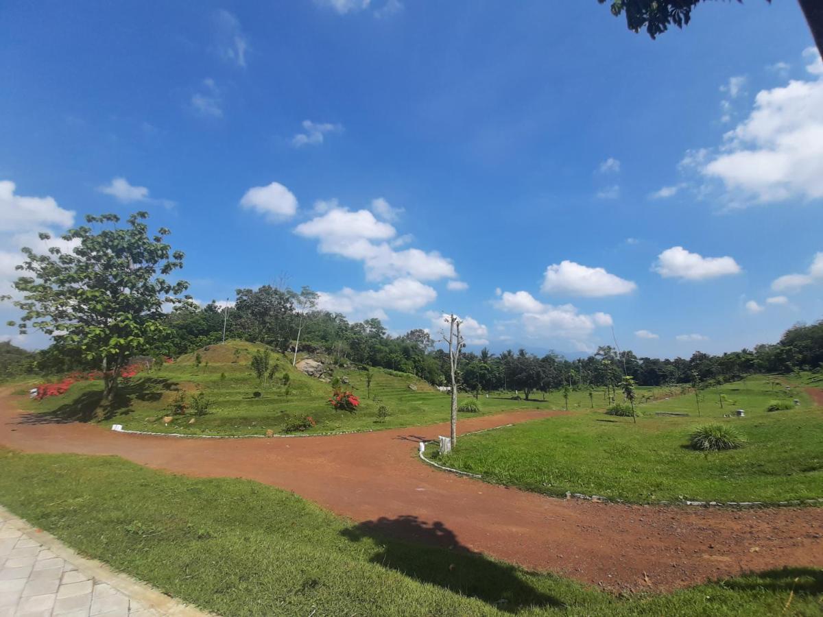 Seger Nusantara Hostel Kalisat Bagian luar foto