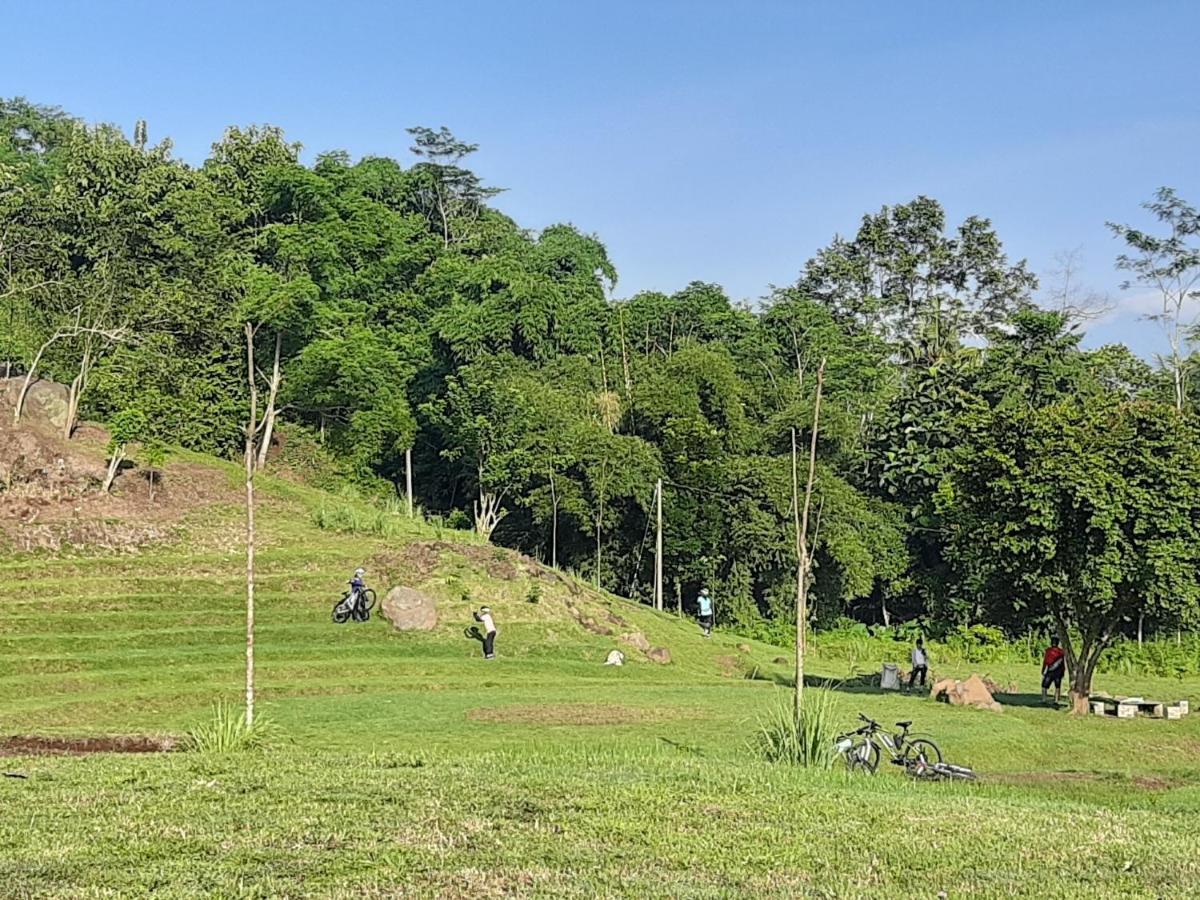 Seger Nusantara Hostel Kalisat Bagian luar foto